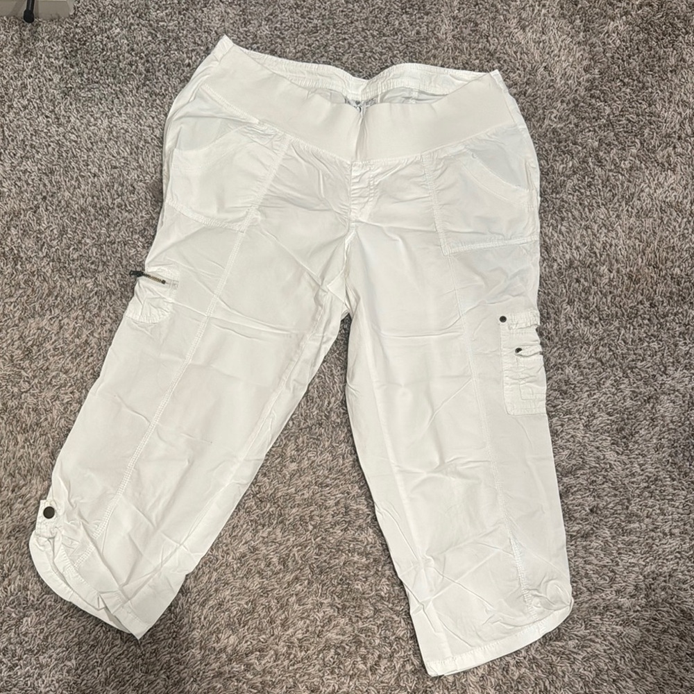 Duo Maternity White Capri Pants